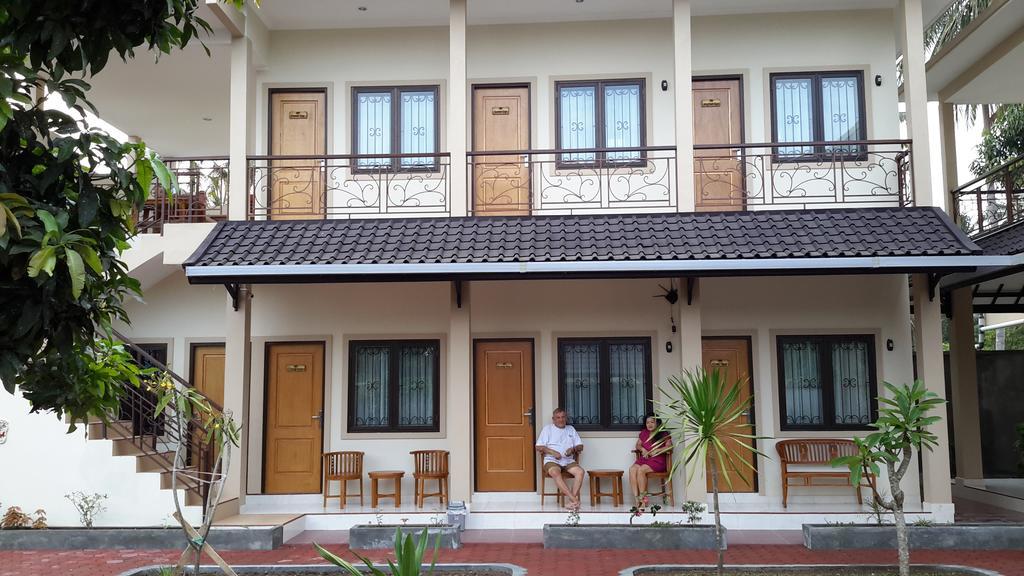 Whiterose Guesthouse Senggigi Pokoj fotografie